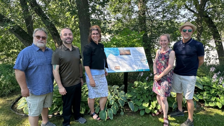 La Ville de Nicolet bonifie son circuit patrimonial avec un nouveau panneau consacré aux Filles du Roy