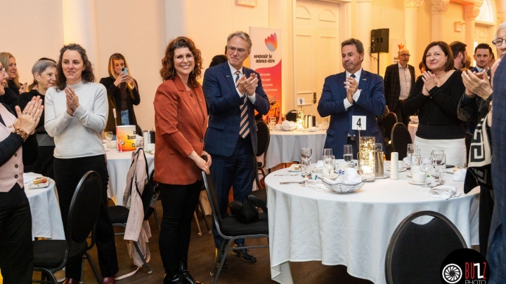 Devant la Chambre de commerce et d'industrie - La mairesse Geneviève Dubois innove humainement!