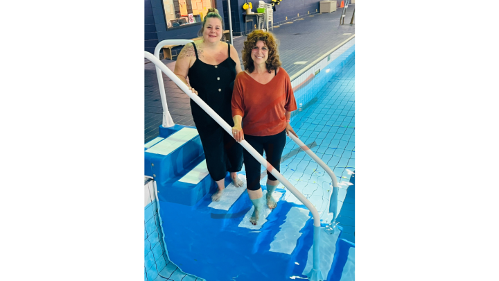 La Ville de Nicolet améliore l'accessibilité de la piscine du Centre sportif de l'ENPQ grâce à un escalier adapté