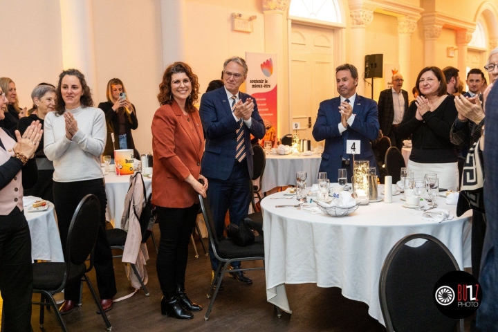 Devant la Chambre de commerce et d'industrie - La mairesse Geneviève Dubois innove humainement!