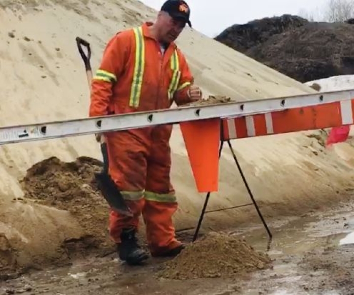 Inondations 2020 : Nicolet met à la disposition de ses riverains des tas de sable et sacs vides pour se protéger de la crue des eaux