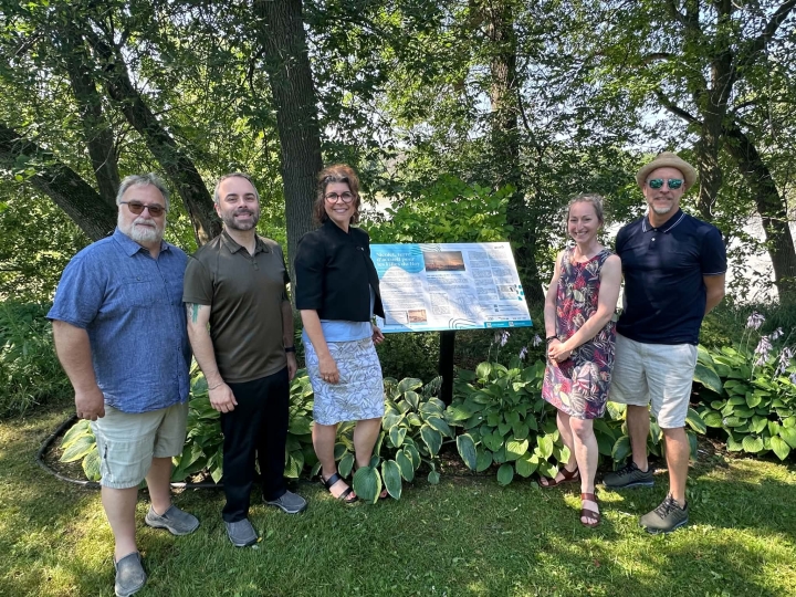 La Ville de Nicolet bonifie son circuit patrimonial avec un nouveau panneau consacré aux Filles du Roy